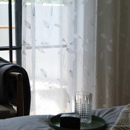 Kirjailtu valoverho hennoilla lehtikuvioilla