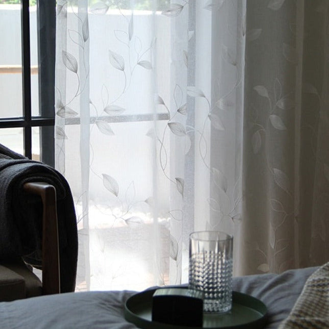 Kirjailtu valoverho hennoilla lehtikuvioilla