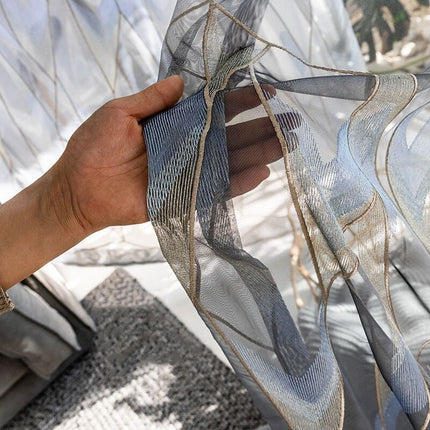 Kirjailtu geometrinen valoverho olohuoneeseen