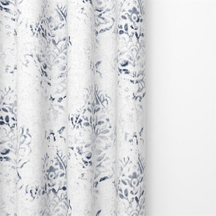 Valkoinen verho sinisellä abstraktilla kuviolla