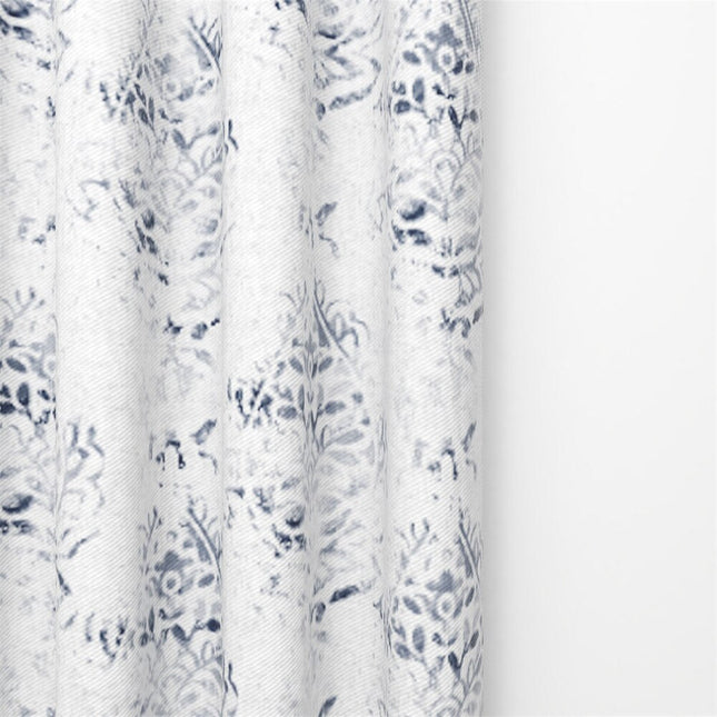 Valkoinen verho sinisellä abstraktilla kuviolla