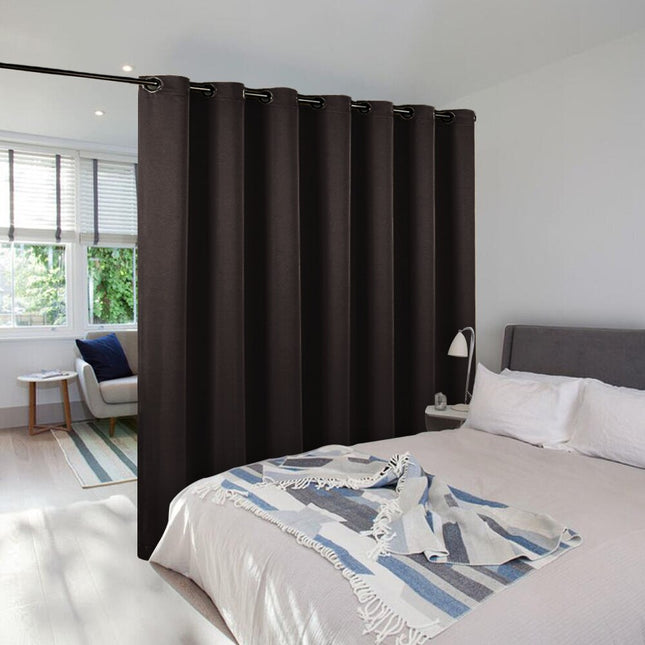 Pimennysverho tilanjakajaksi makuuhuoneeseen