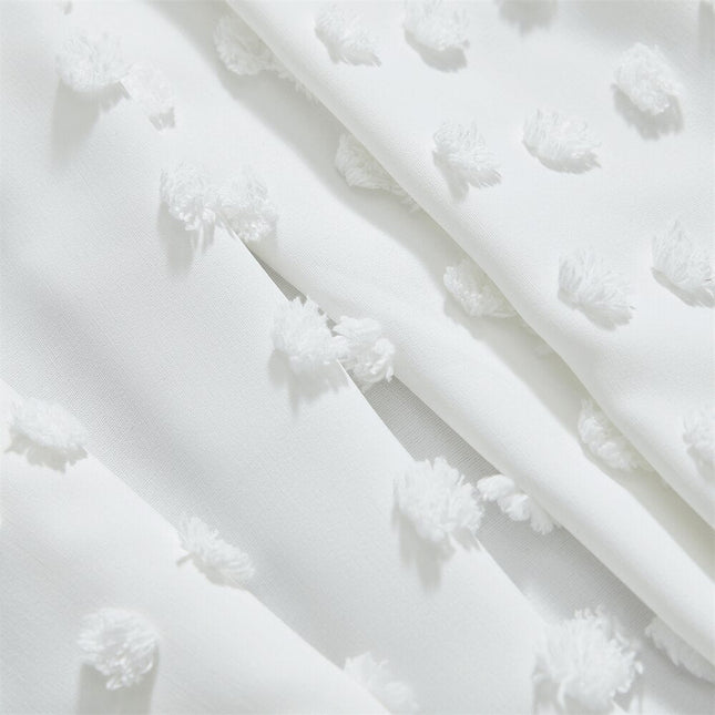 Valkoinen valoverho tuftatuilla palloilla