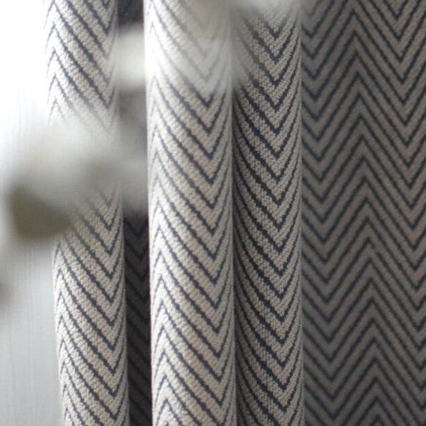 Vaaleanharmaa pimennysverho kalanruotokuviolla