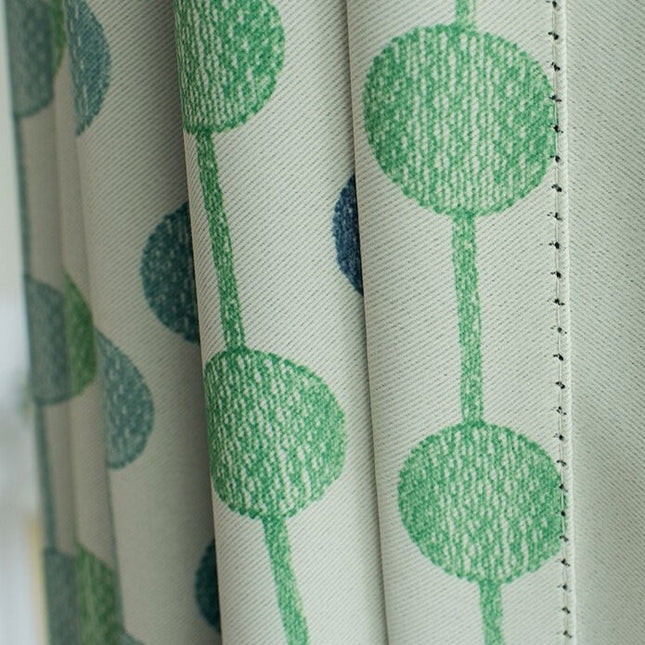 Monivärinen vihreä pilkullinen verho