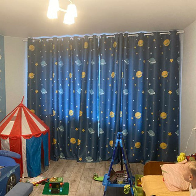 Pimennysverho avaruuskuviolla lastenhuoneeseen