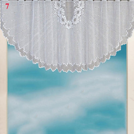 Valkoinen pitsinen keittiöverhosetti