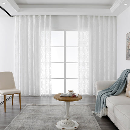 Valkoinen valoverho klassisella damaskikuviolla