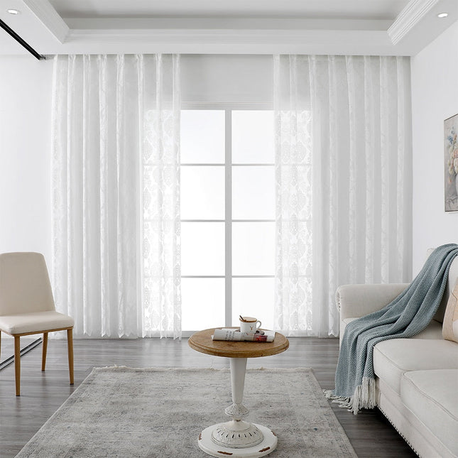 Valkoinen valoverho klassisella damaskikuviolla