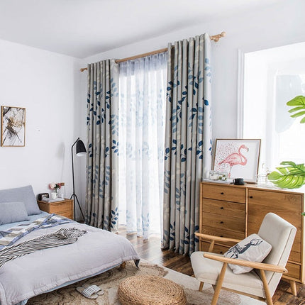 Sininen verho tyylikkäällä lehtikuviolla