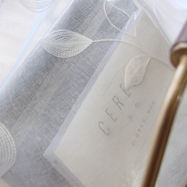 Kirjailtu valoverho hennoilla lehtikuvioilla