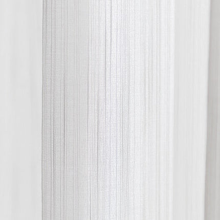 Moderni raidallinen valoverho olohuoneeseen