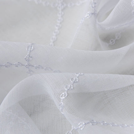 Valkoinen valoverho geometrisella kuviolla