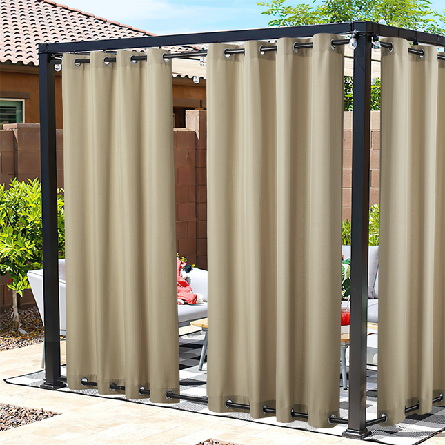 Oranssi vedenkestävä verho huvimajaan