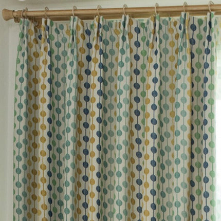 Monivärinen vihreä pilkullinen verho