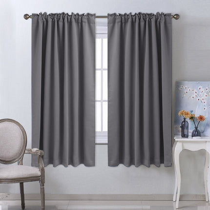 Yksivärinen pimennysverho makuuhuoneen ikkunaan