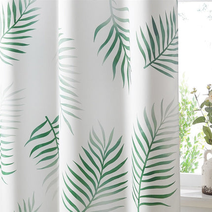 Valkoinen verho vihreällä trooppisella lehtikuviolla