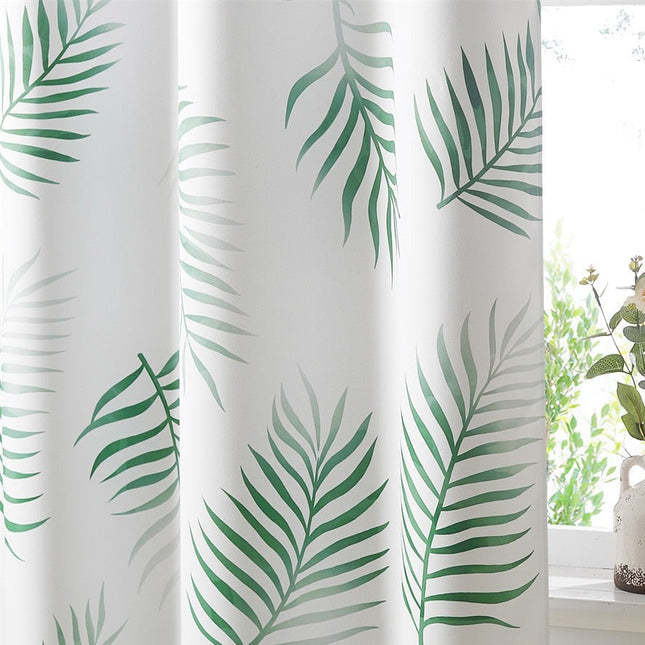 Valkoinen verho vihreällä trooppisella lehtikuviolla