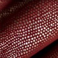 Viininpunainen pimennysverho makuuhuoneen ikkunaan