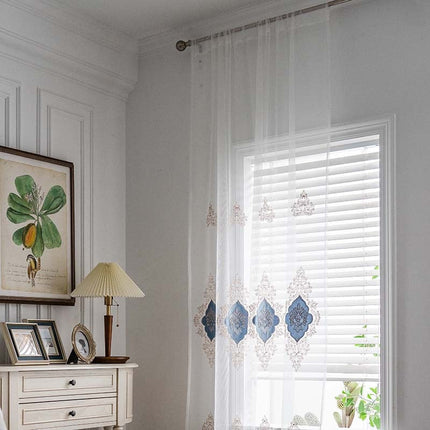 Ylellinen valoverho sinisellä barokkikirjonnalla