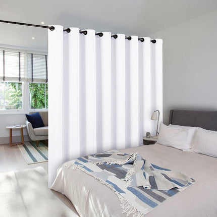 Pimennysverho tilanjakajaksi makuuhuoneeseen