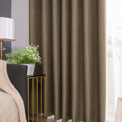 Ruskea pimennysverho makuuhuoneen ikkunaan