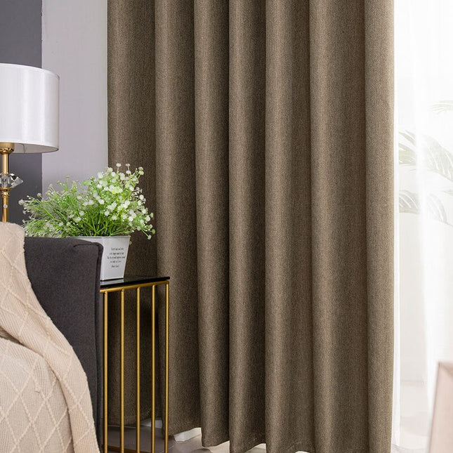 Ruskea pimennysverho makuuhuoneen ikkunaan