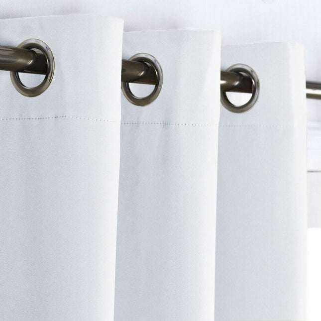 Paksu pimennysverho makuuhuoneen ikkunaan