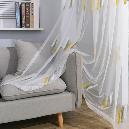 Kirjailtu valoverho geometrisella kuviolla