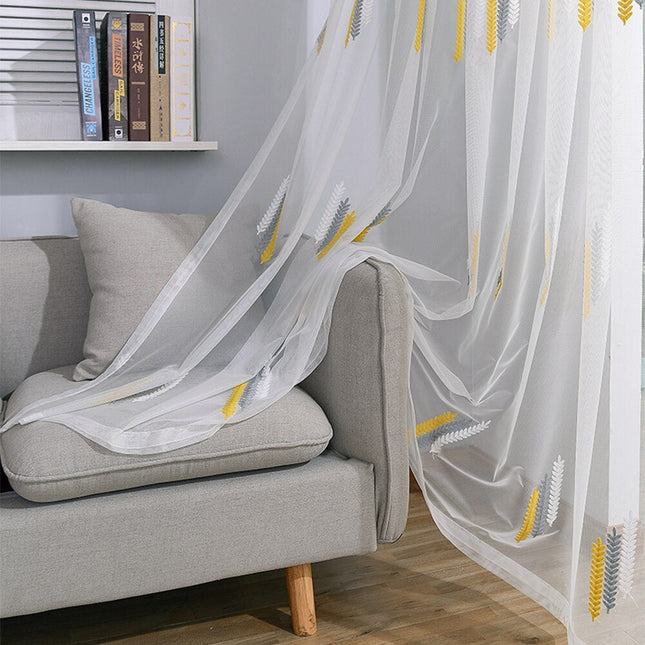 Kirjailtu valoverho geometrisella kuviolla