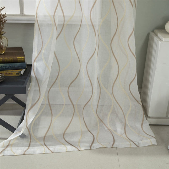 Läpikuultava verho aaltoilevilla pystyraidoilla