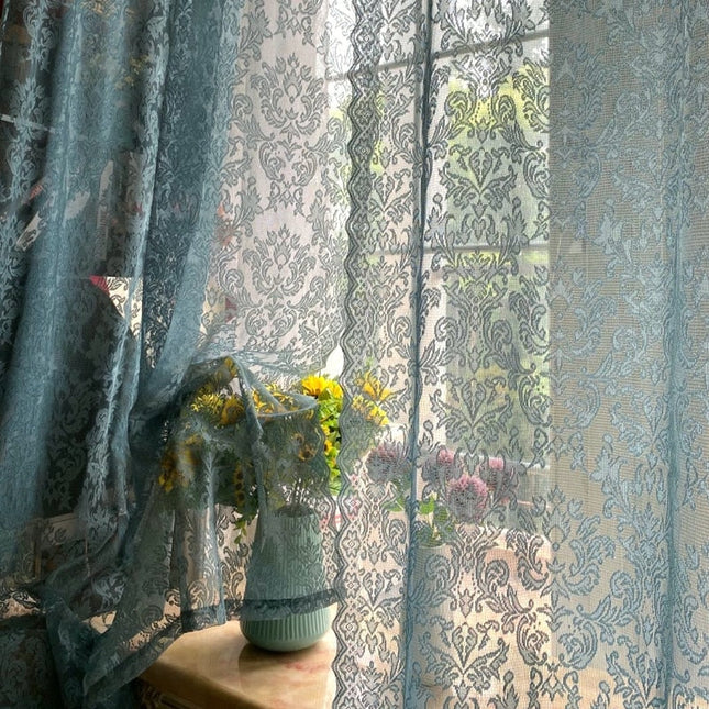 Sininen pitsiverho damaskikuviolla