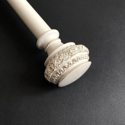 Koristeellinen verhotanko antiikkisella viimeistelyllä