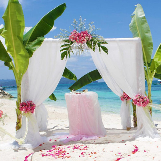 Pitkä valkoinen valoverho hääkaareen