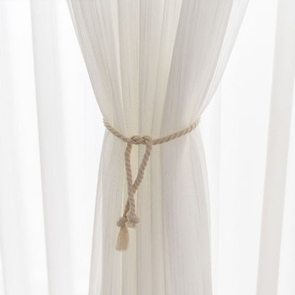 Moderni raidallinen valoverho olohuoneeseen