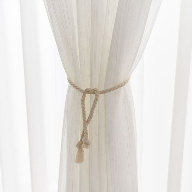 Moderni raidallinen valoverho olohuoneeseen