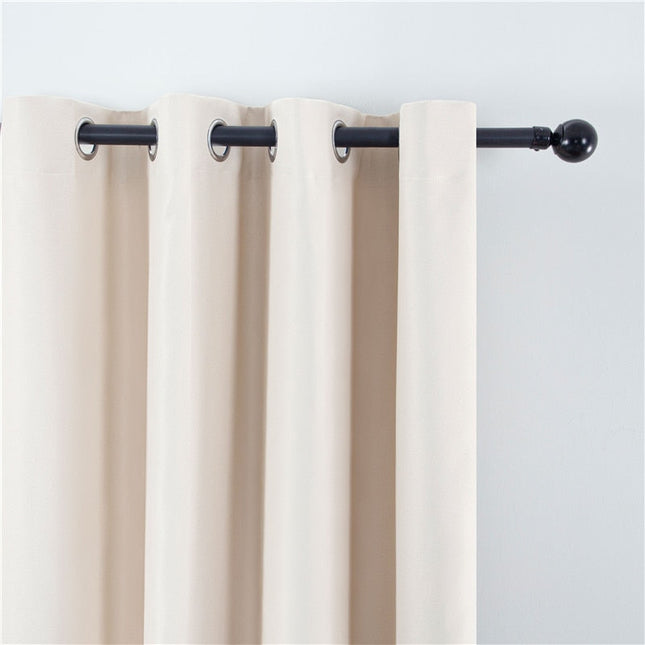Lämpöeristävä beige pimennysverho purjerenkailla