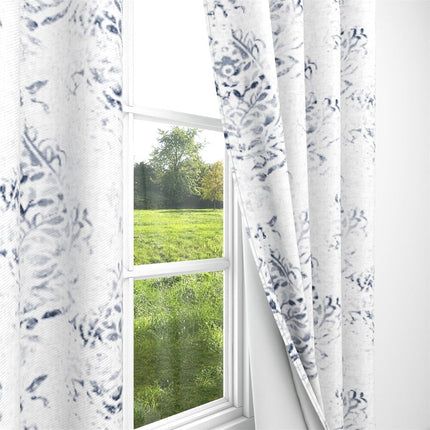 Valkoinen verho sinisellä abstraktilla kuviolla