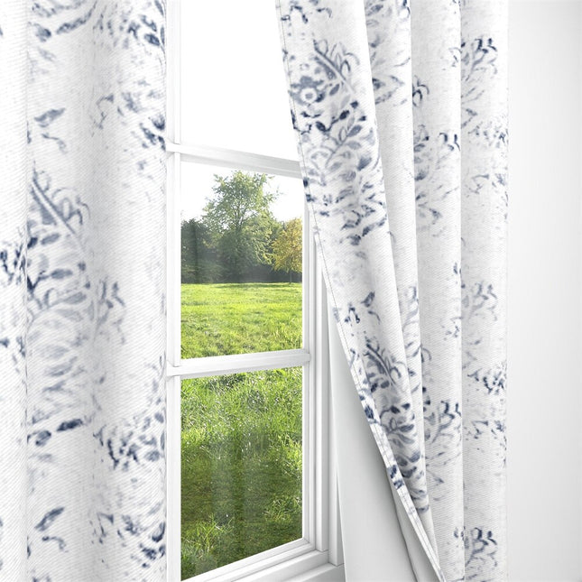 Valkoinen verho sinisellä abstraktilla kuviolla