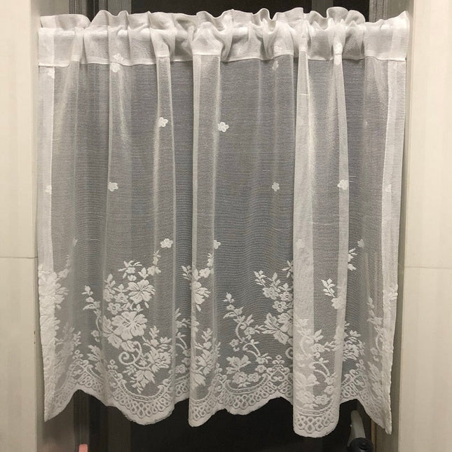 Valkoinen valoverho burnout-kukkakuviolla