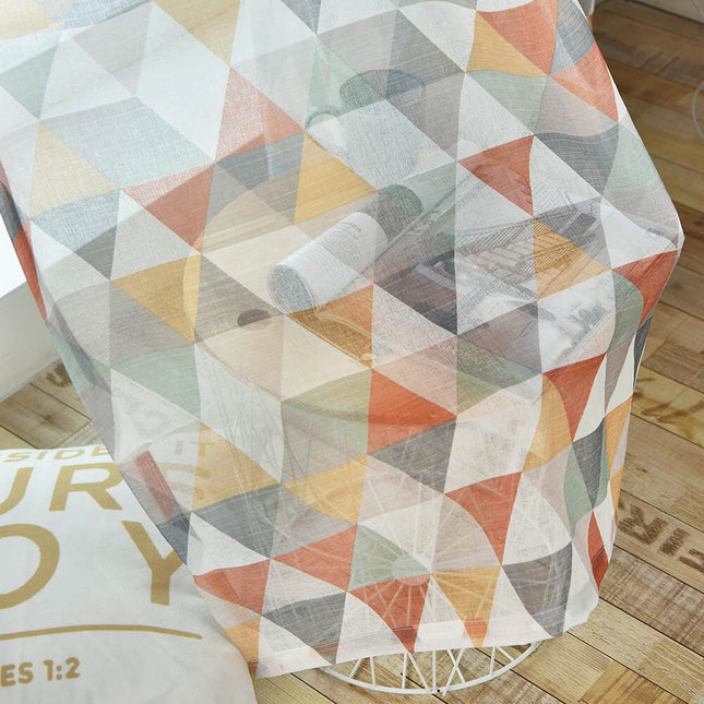 Kevyt valoverho värikkäällä kolmiokuviolla