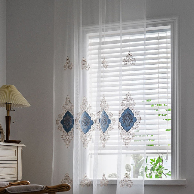 Ylellinen valoverho sinisellä barokkikirjonnalla