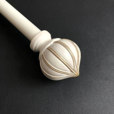 Koristeellinen verhotanko antiikkisella viimeistelyllä