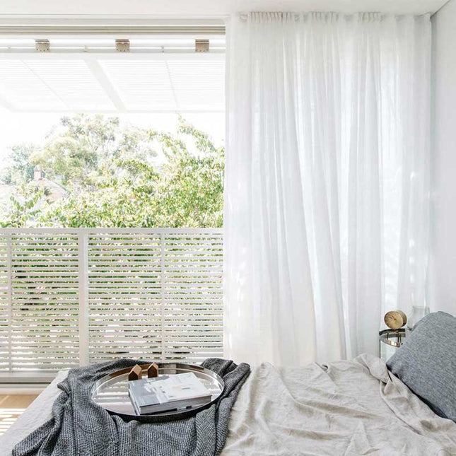 Yksivärinen valkoinen kevyt valkoverho