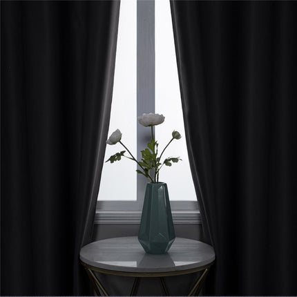 Lämpöeristävä beige pimennysverho purjerenkailla