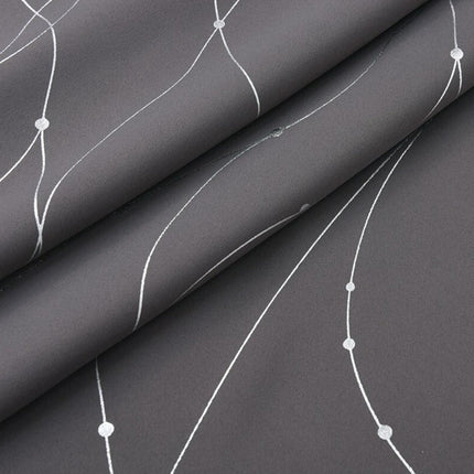 Harmaa pimennysverho hopeisilla raidoilla