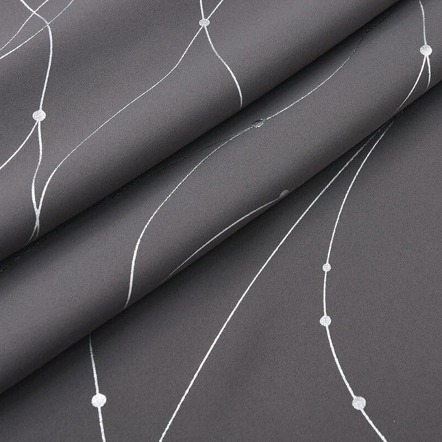 Harmaa pimennysverho hopeisilla raidoilla