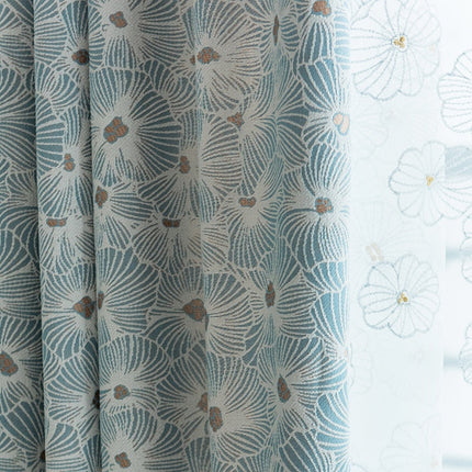 Kukallinen pimennysverho olohuoneen ikkunaan