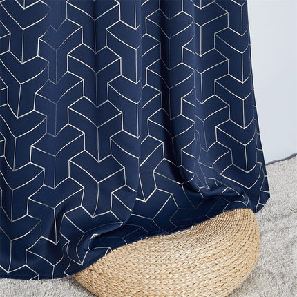 Sininen pimennysverho kultaisella geometrisellä kuviolla