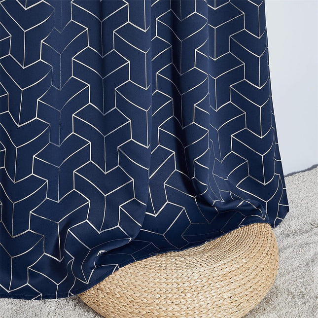 Sininen pimennysverho kultaisella geometrisellä kuviolla